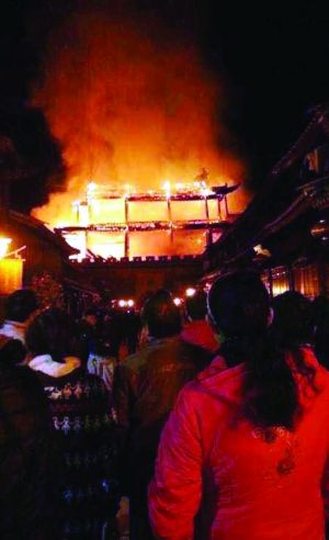 云南大理巍山县拱辰楼发生火灾 600多年历史明代城楼被烧毁